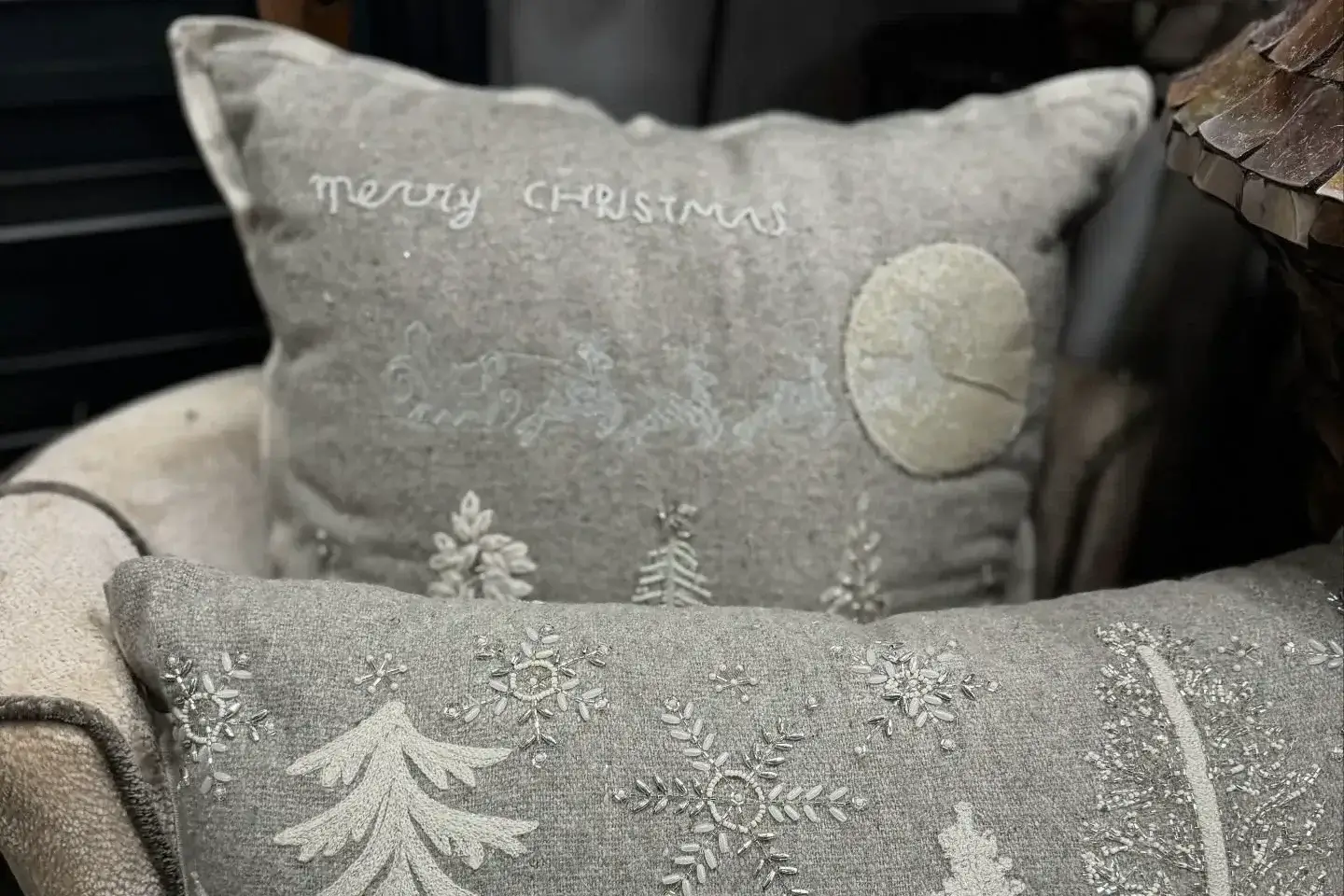Eleganckie świąteczne poduszki w odcieniach beżu i szarości jako dekoracja wnętrza
