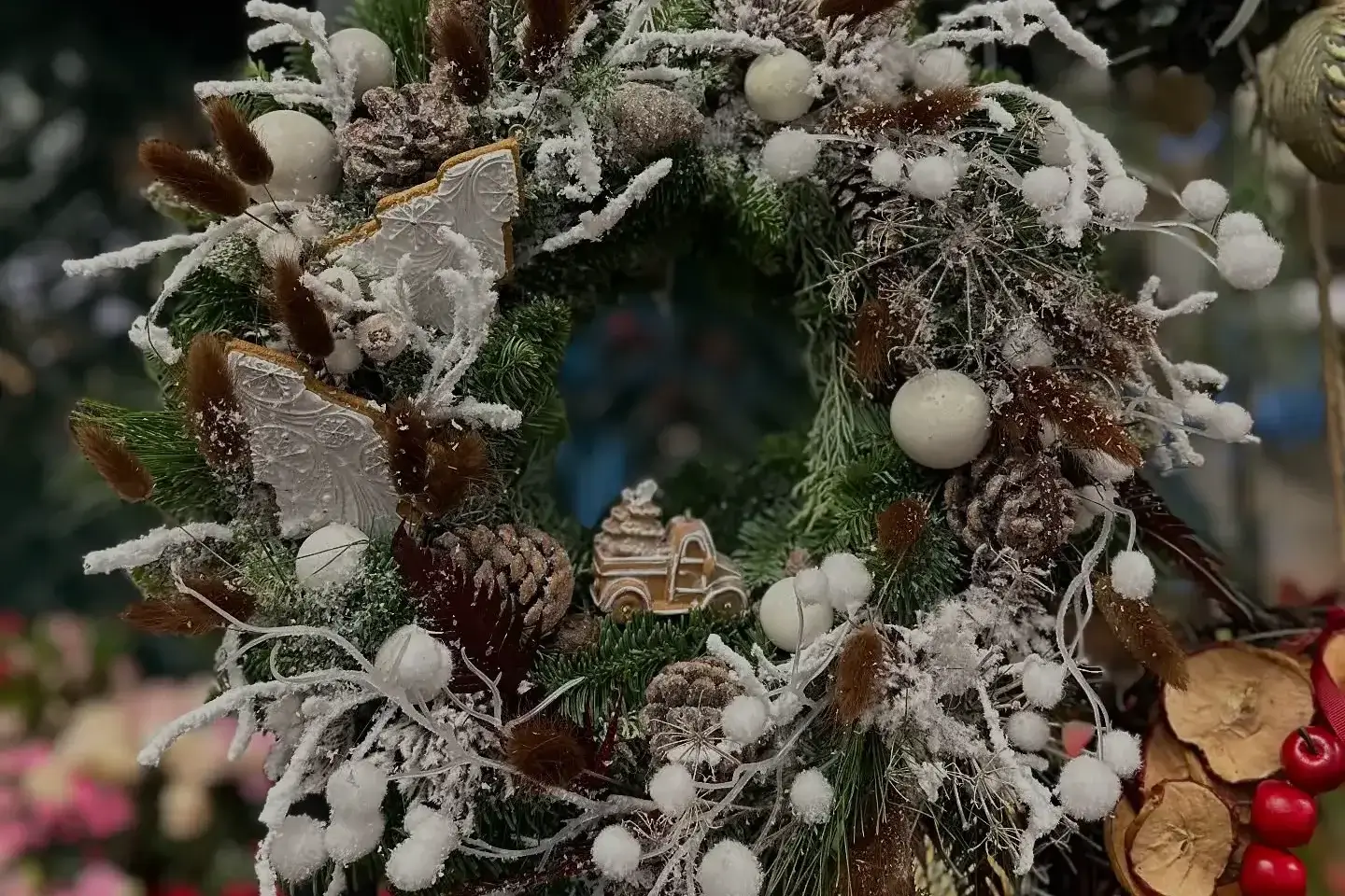 Elegancki zimowy wieniec dekoracyjny z naturalnych gałązek, szyszek i jasnych ozdób