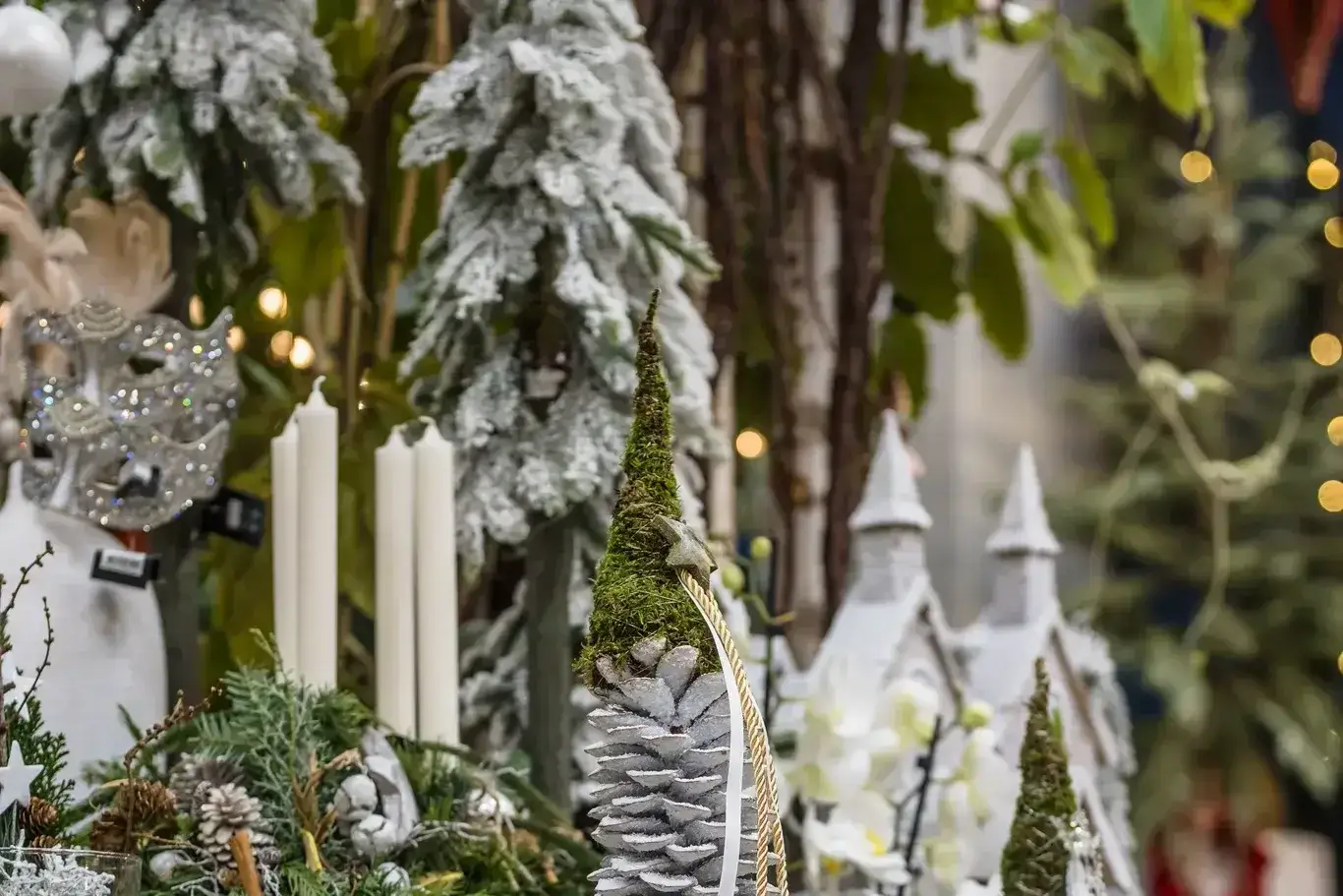 Eleganckie dekoracje świąteczne z zielenią, świecami i naturalnymi dodatkami
