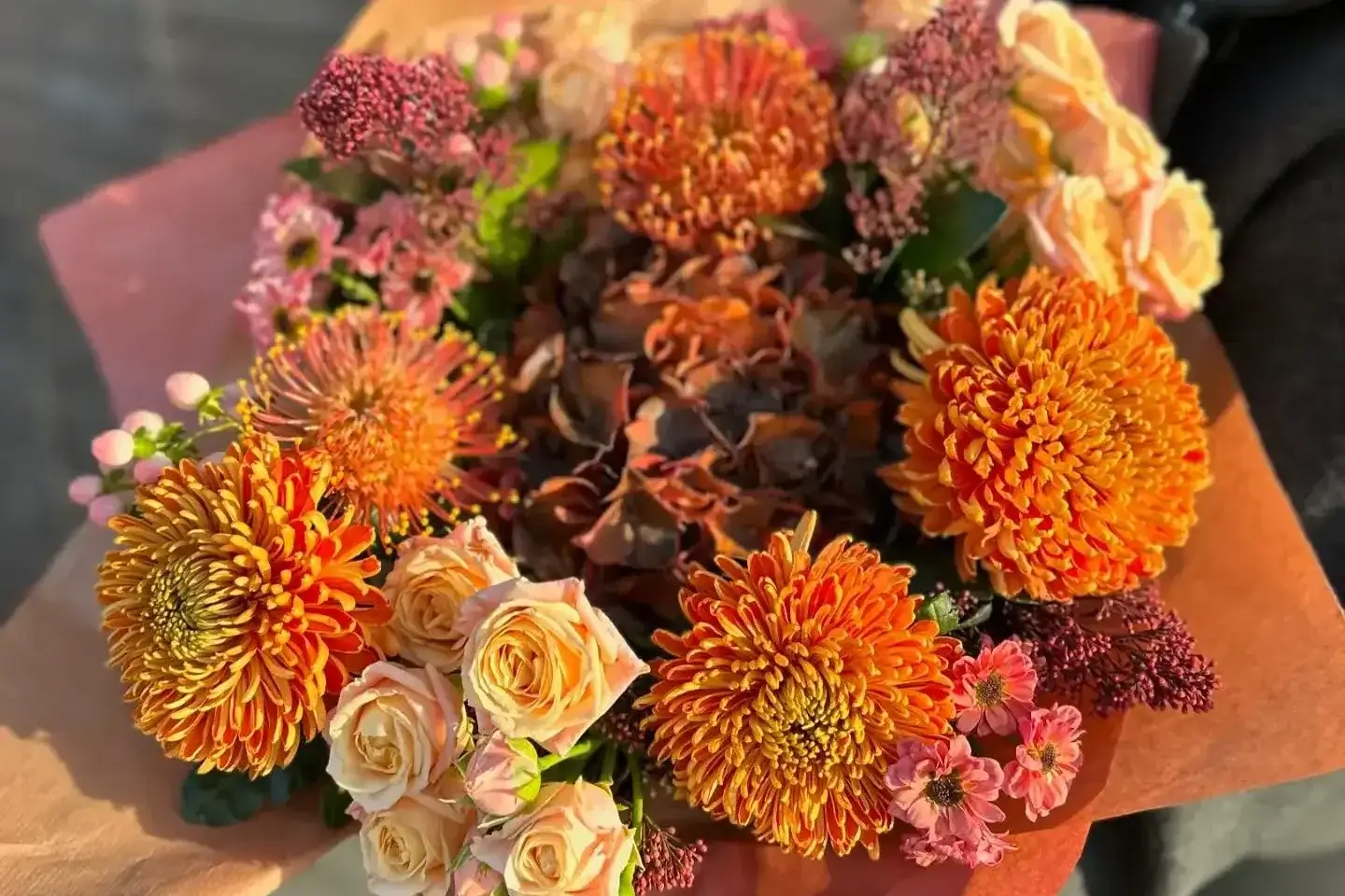 Kolorowe kwiaty ożywiające wnętrze zimą