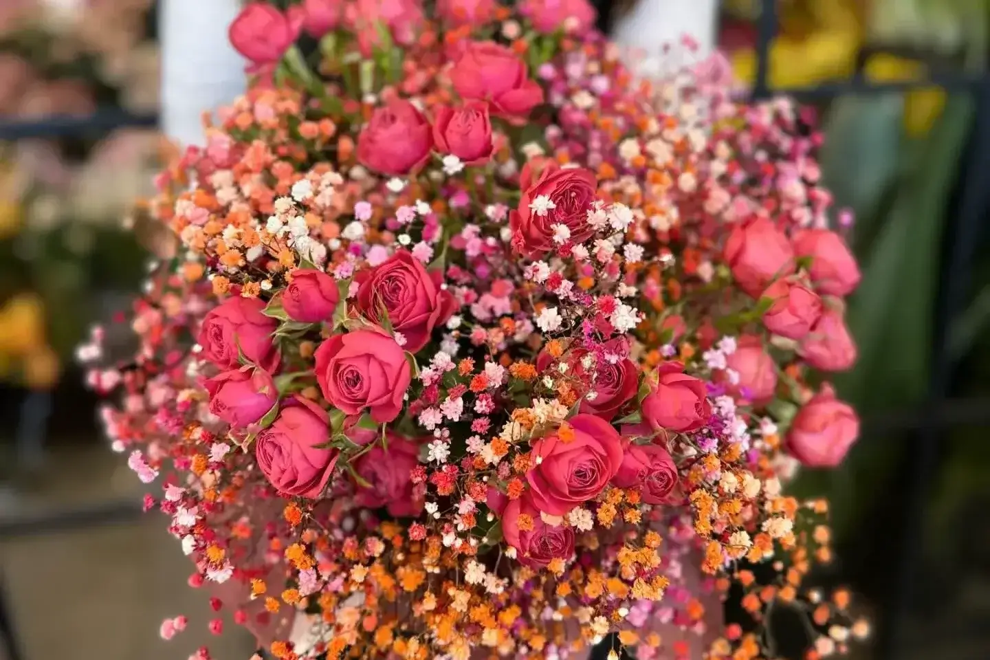 Nowoczesny, lekki bukiet z różami i drobnymi kwiatami w ciepłych odcieniach