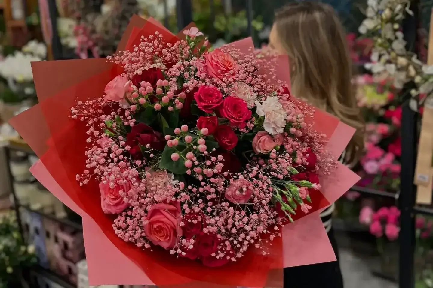 Wyrazisty bukiet w odcieniach różu i czerwieni w nowoczesnej kompozycji