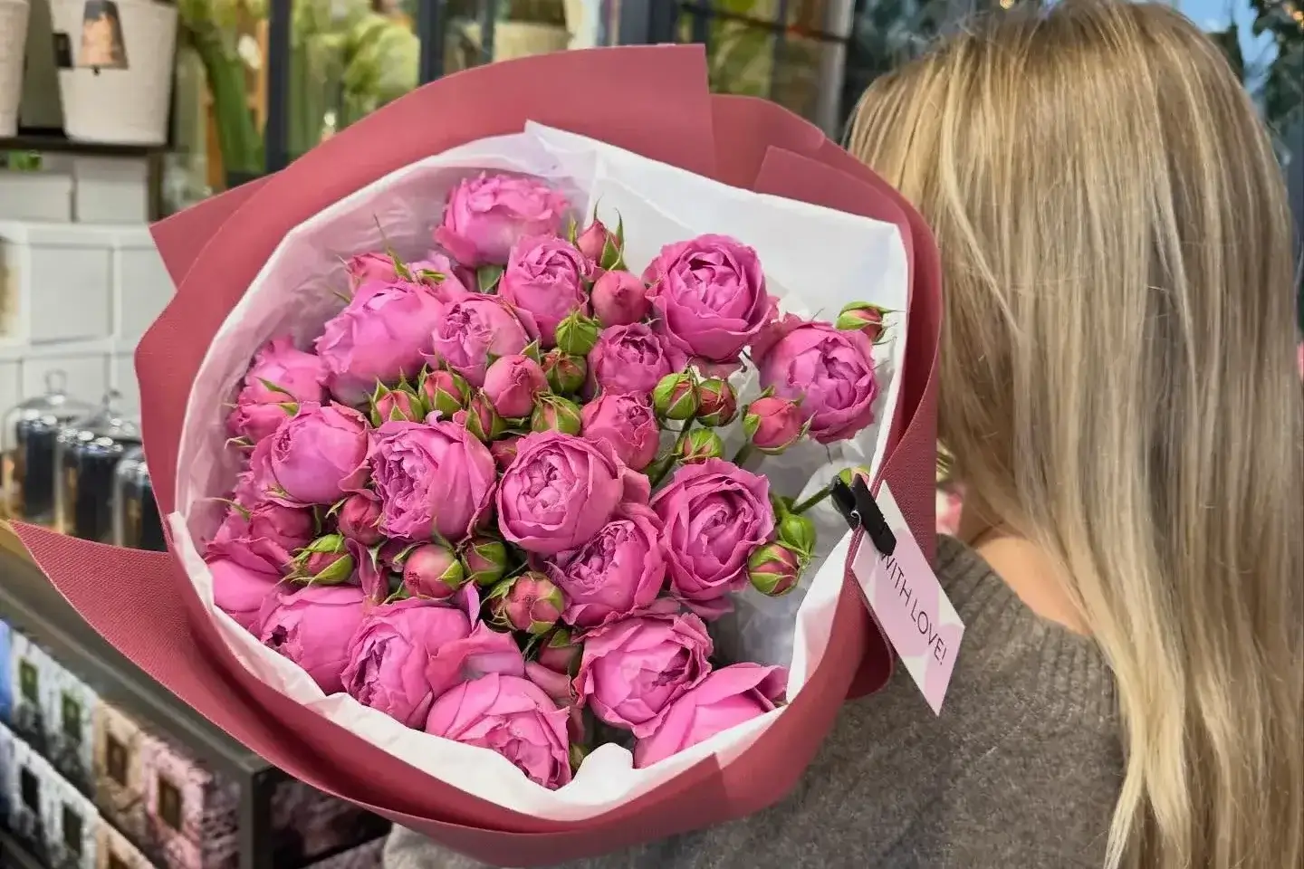 Różowy bukiet róż w nowoczesnym opakowaniu jako elegancki prezent